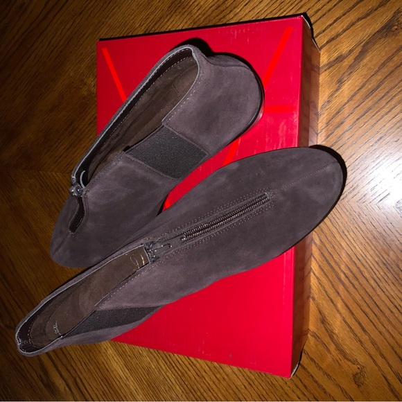 NEW-OUT OF THE BOX —Brown suede ankle boots. - Picture 7 of 8